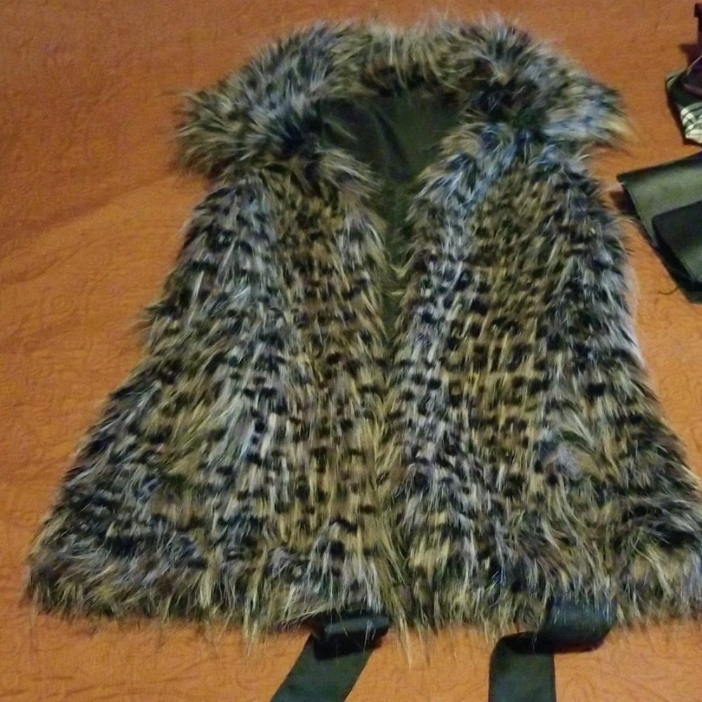 Cache small black fur vest jacket